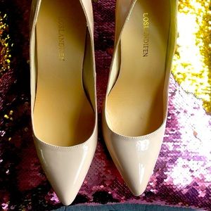 Nude patent leather heels almost new.